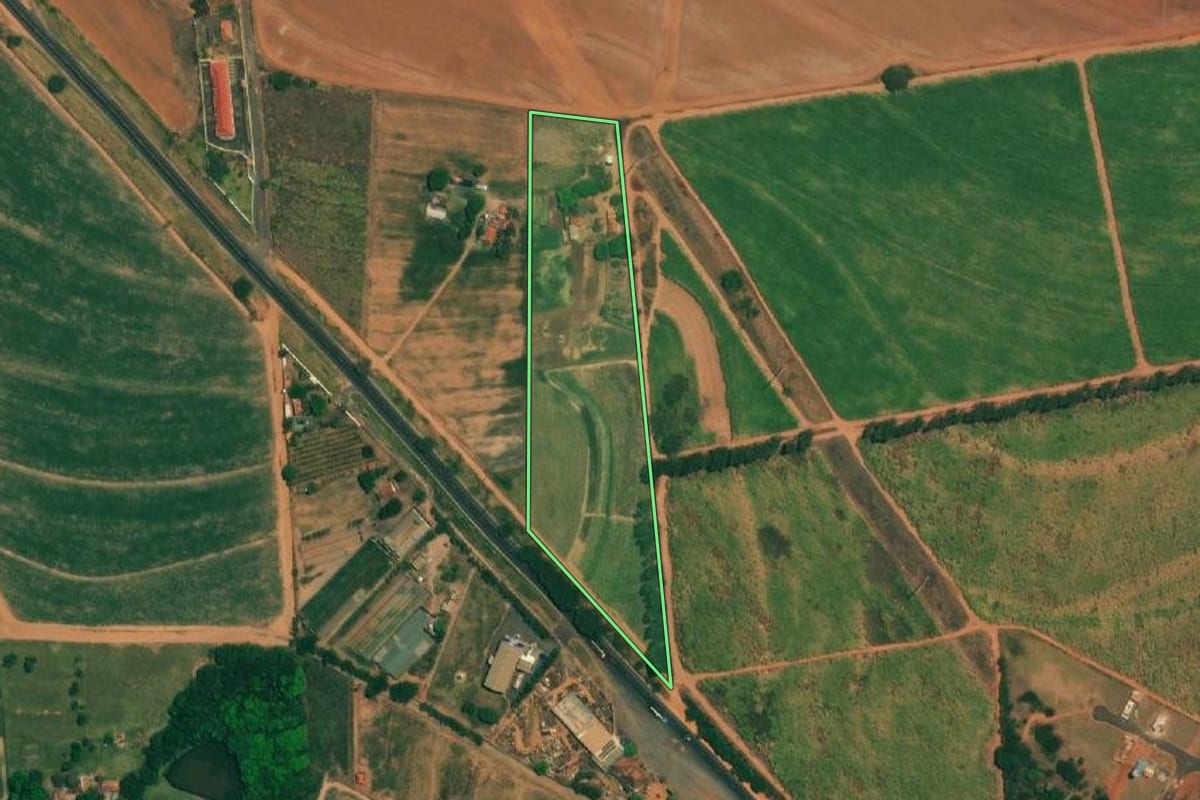 Imagem de satélite do imóvel rural em Borborema (SP), com o contorno declarado no CAR desenhado por cima.
