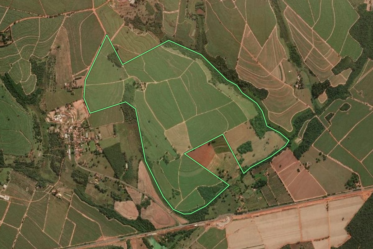 Imagem de satélite do imóvel rural em Borborema (SP), com o contorno declarado no CAR desenhado por cima.