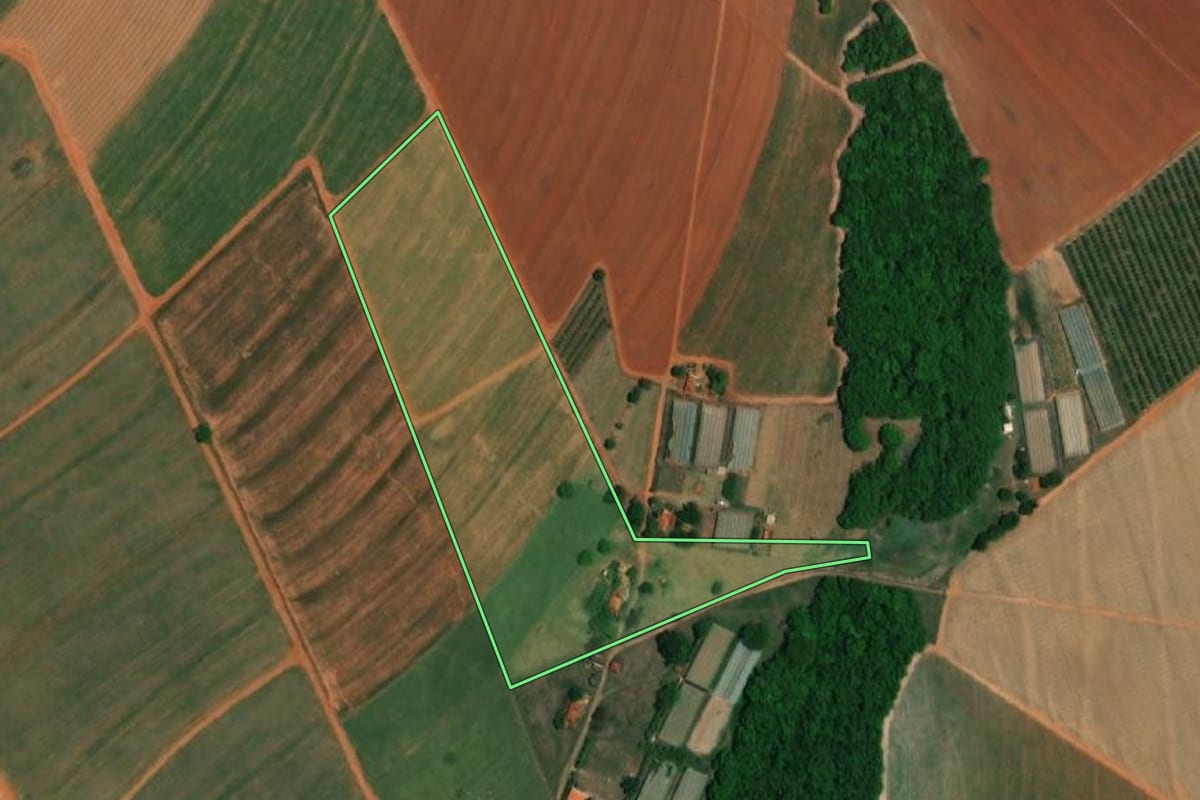 Imagem de satélite do imóvel rural em Borborema (SP), com o contorno declarado no CAR desenhado por cima.
