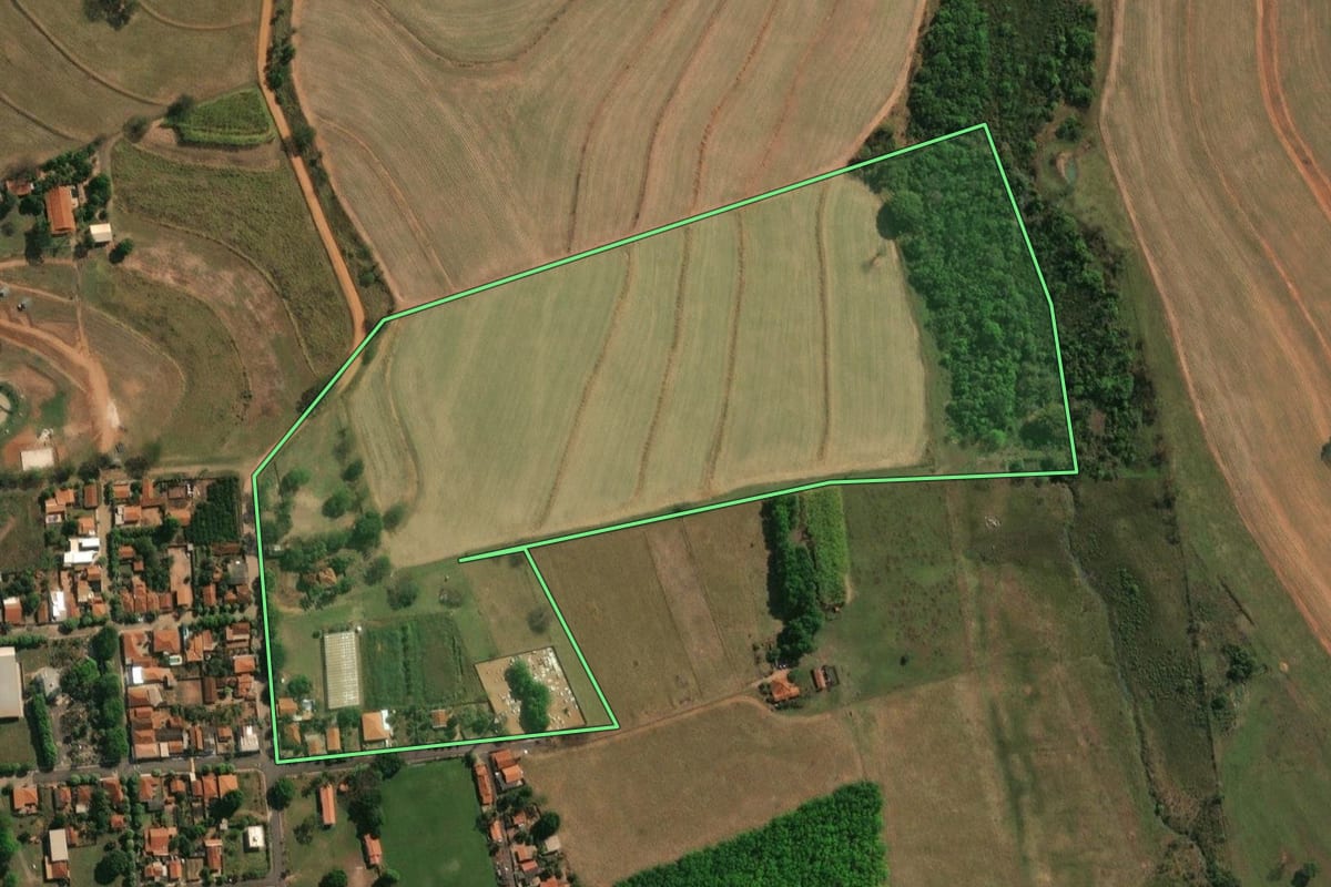 Imagem de satélite do imóvel rural em Borborema (SP), com o contorno declarado no CAR desenhado por cima.