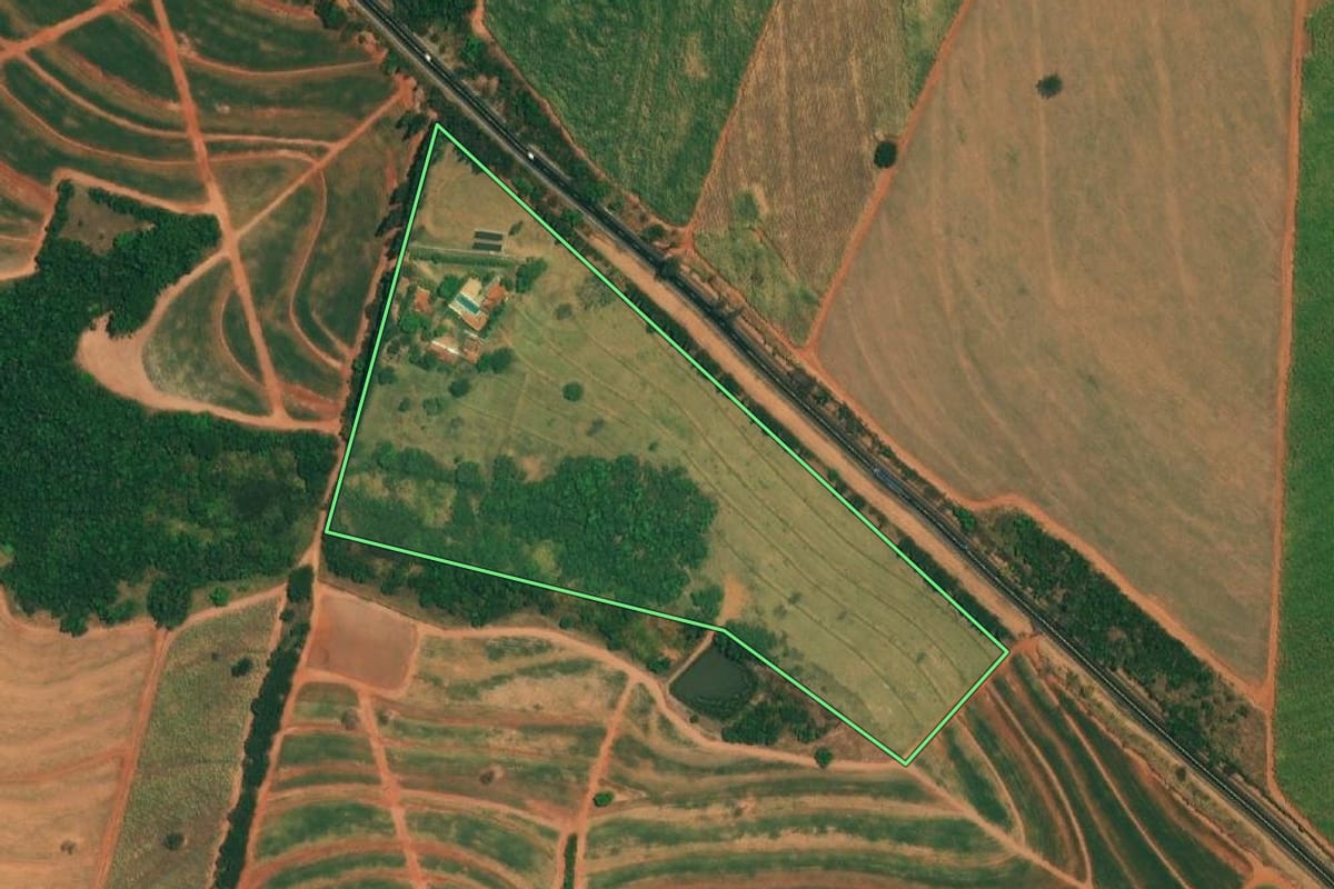 Imagem de satélite do imóvel rural em Borborema (SP), com o contorno declarado no CAR desenhado por cima.