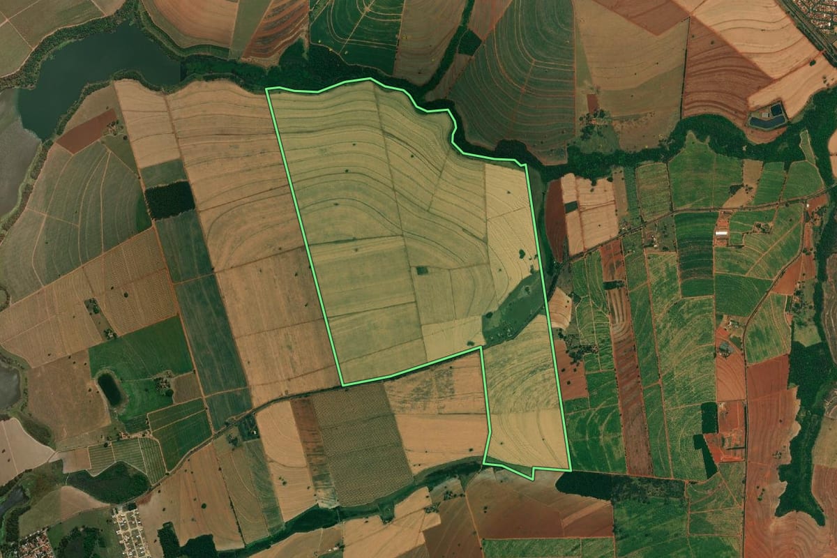 Imagem de satélite do imóvel rural em Borborema (SP), com o contorno declarado no CAR desenhado por cima.