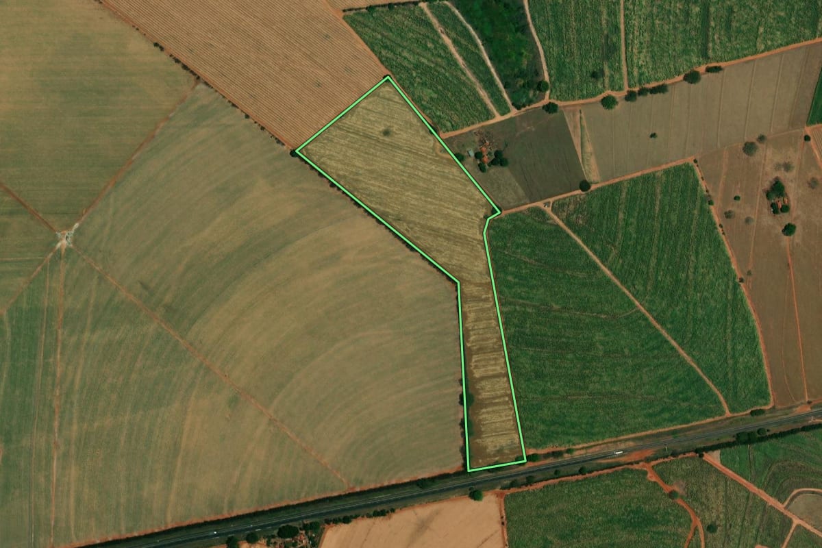 Imagem de satélite do imóvel rural em Borborema (SP), com o contorno declarado no CAR desenhado por cima.