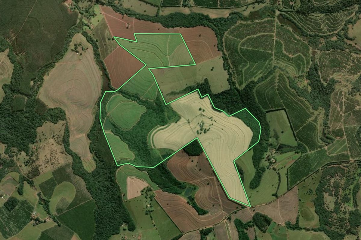 Imagem de satélite do imóvel rural em Botucatu (SP), com o contorno declarado no CAR desenhado por cima.