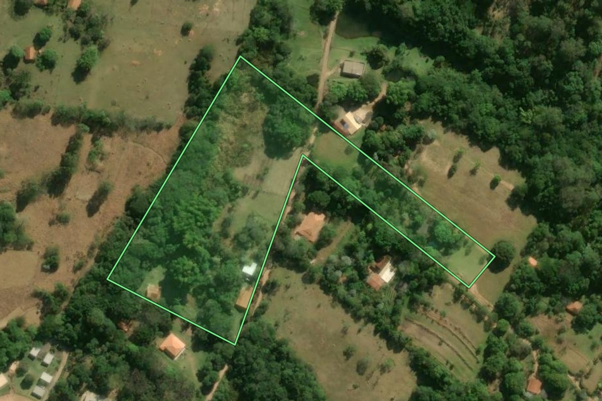 Imagem de satélite do imóvel rural em Botucatu (SP), com o contorno declarado no CAR desenhado por cima.