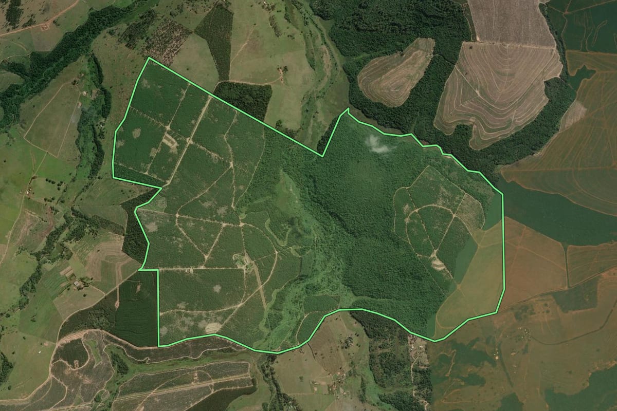Imagem de satélite do imóvel rural em Botucatu (SP), com o contorno declarado no CAR desenhado por cima.