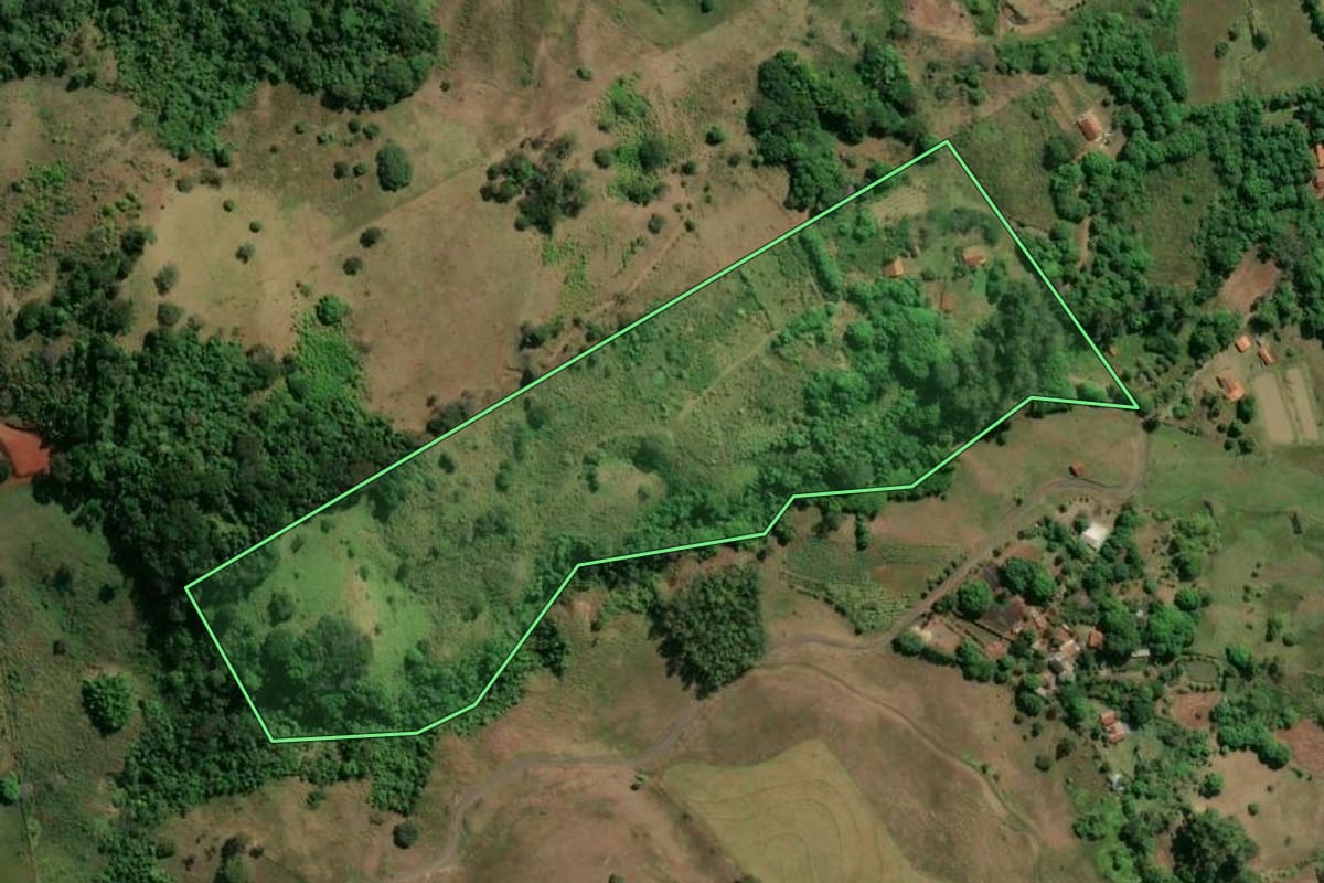 Imagem de satélite do imóvel rural em Botucatu (SP), com o contorno declarado no CAR desenhado por cima.