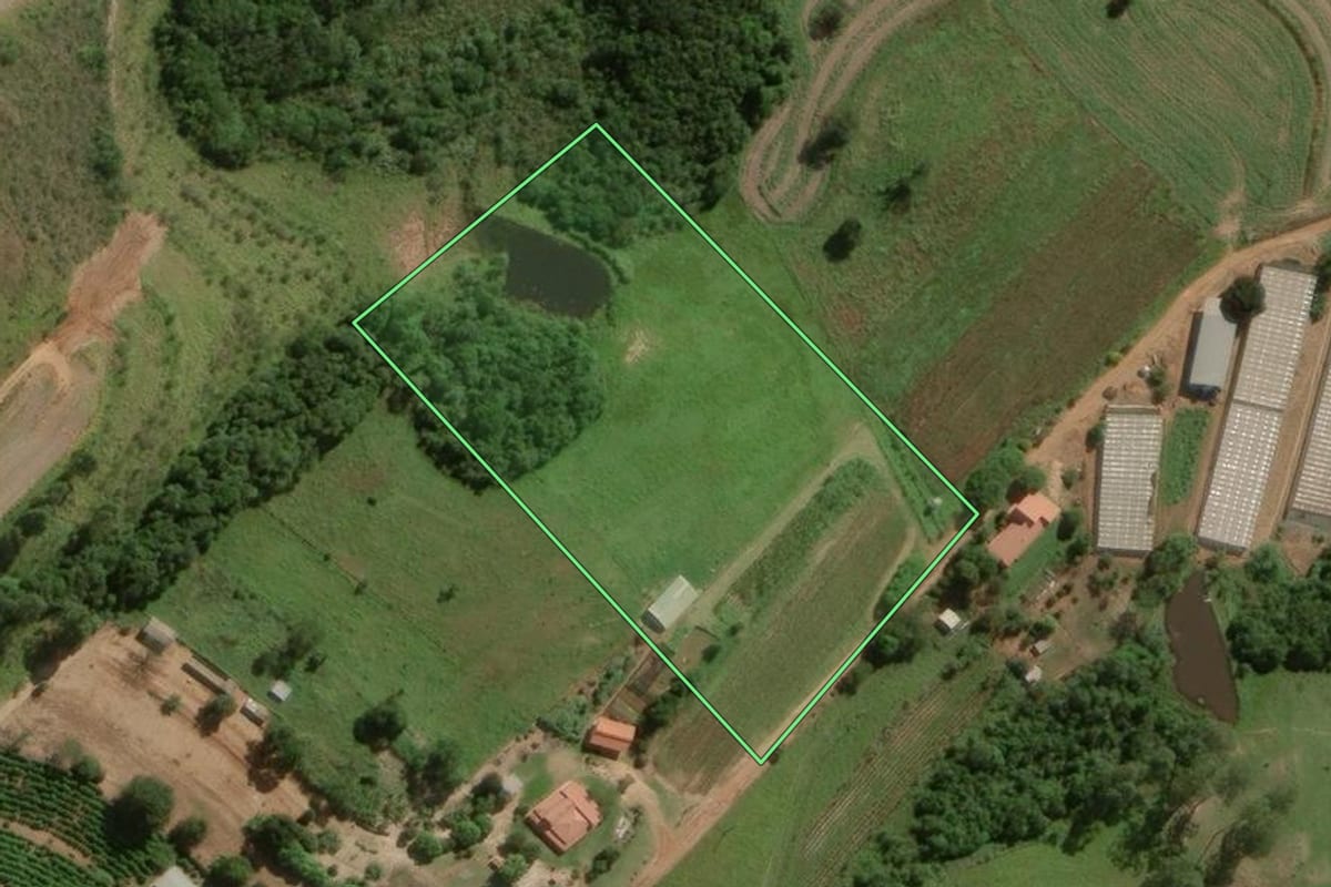 Imagem de satélite do imóvel rural em Botucatu (SP), com o contorno declarado no CAR desenhado por cima.