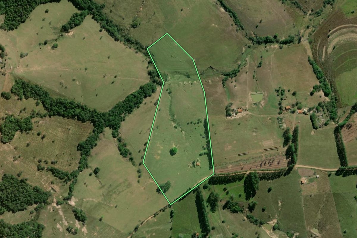 Imagem de satélite do imóvel rural em Botucatu (SP), com o contorno declarado no CAR desenhado por cima.