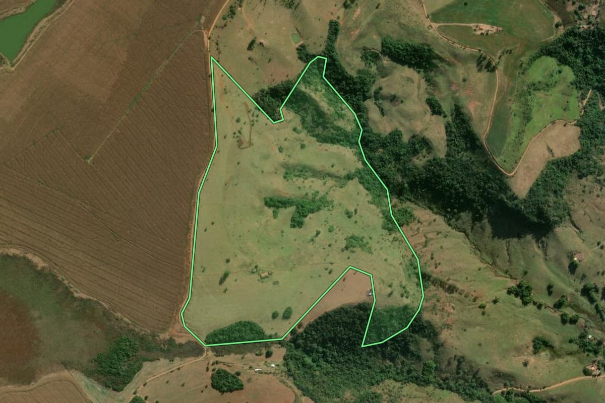 Imagem de satélite do imóvel rural em Botucatu (SP), com o contorno declarado no CAR desenhado por cima.