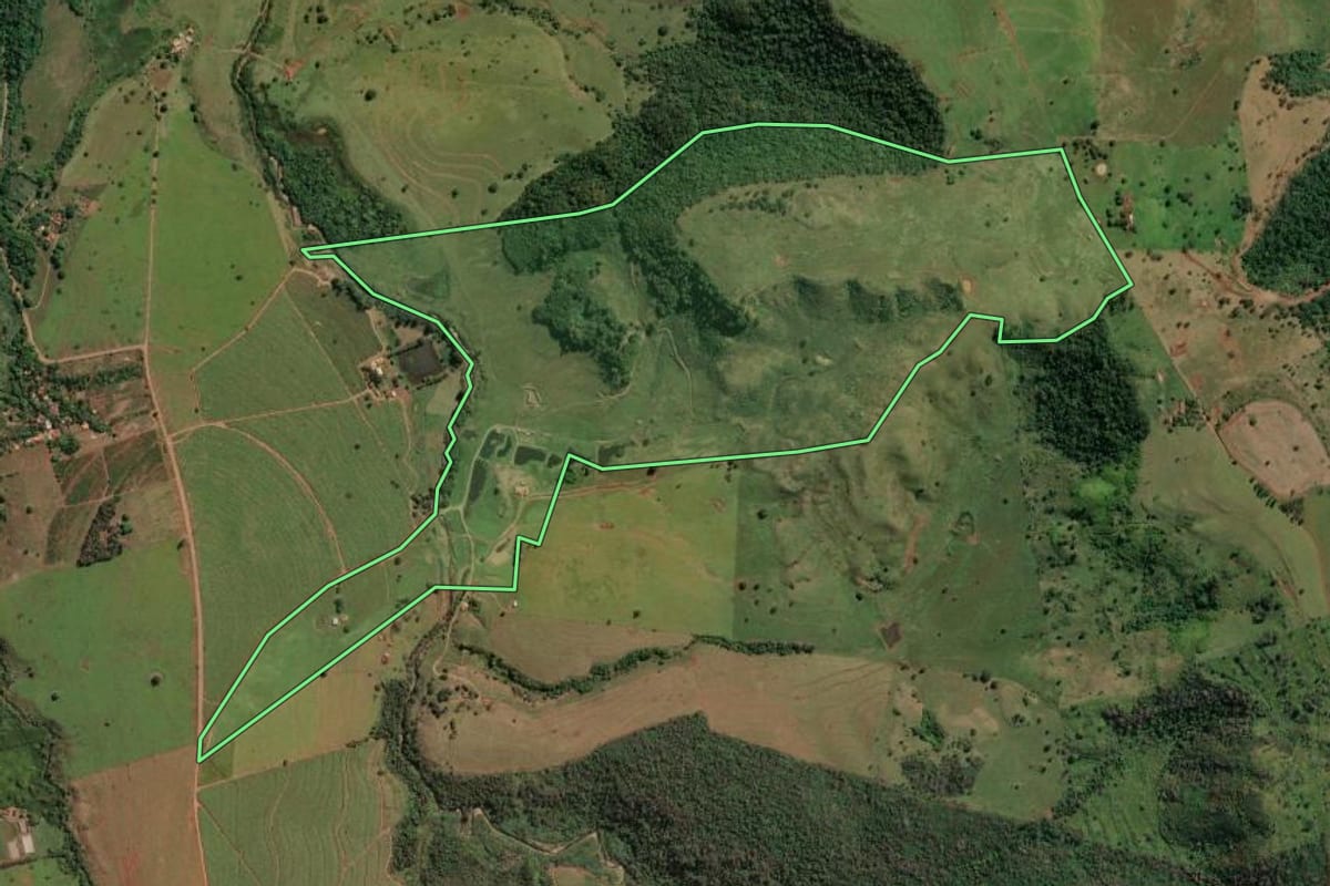 Imagem de satélite do imóvel rural em Botucatu (SP), com o contorno declarado no CAR desenhado por cima.