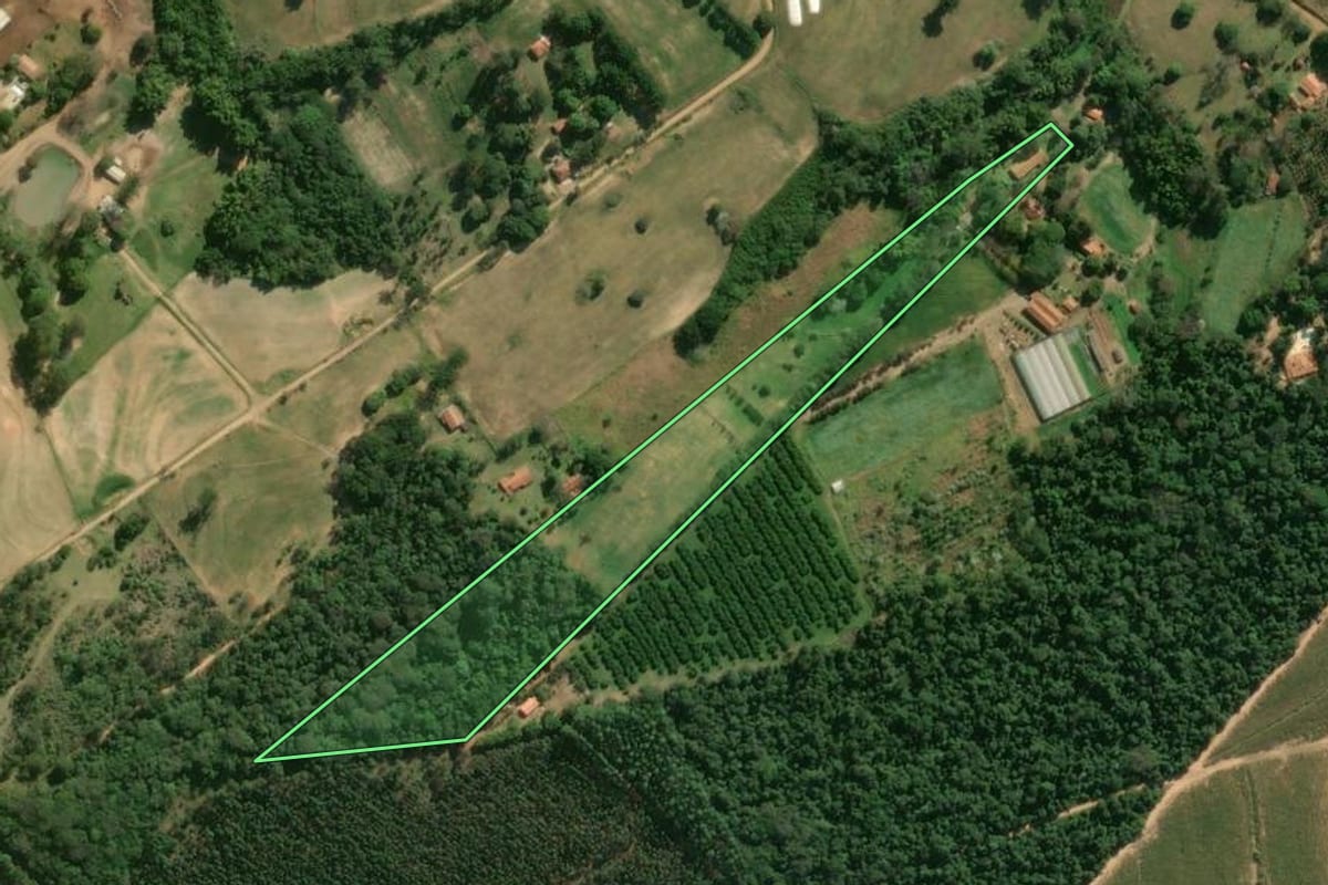 Imagem de satélite do imóvel rural em Botucatu (SP), com o contorno declarado no CAR desenhado por cima.