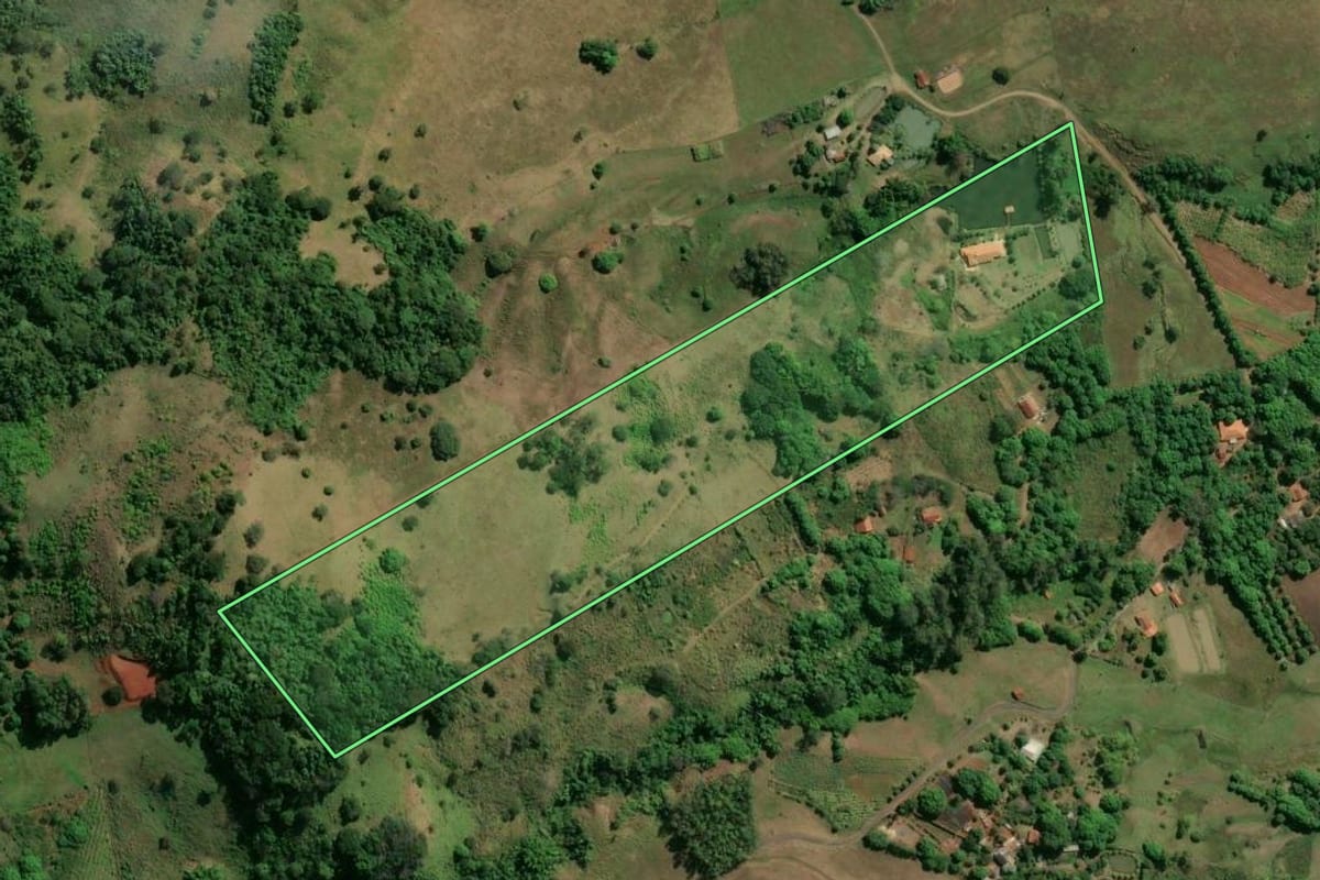 Imagem de satélite do imóvel rural em Botucatu (SP), com o contorno declarado no CAR desenhado por cima.