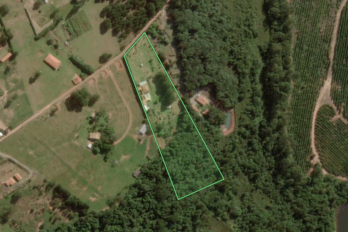 Imagem de satélite do imóvel rural em Botucatu (SP), com o contorno declarado no CAR desenhado por cima.