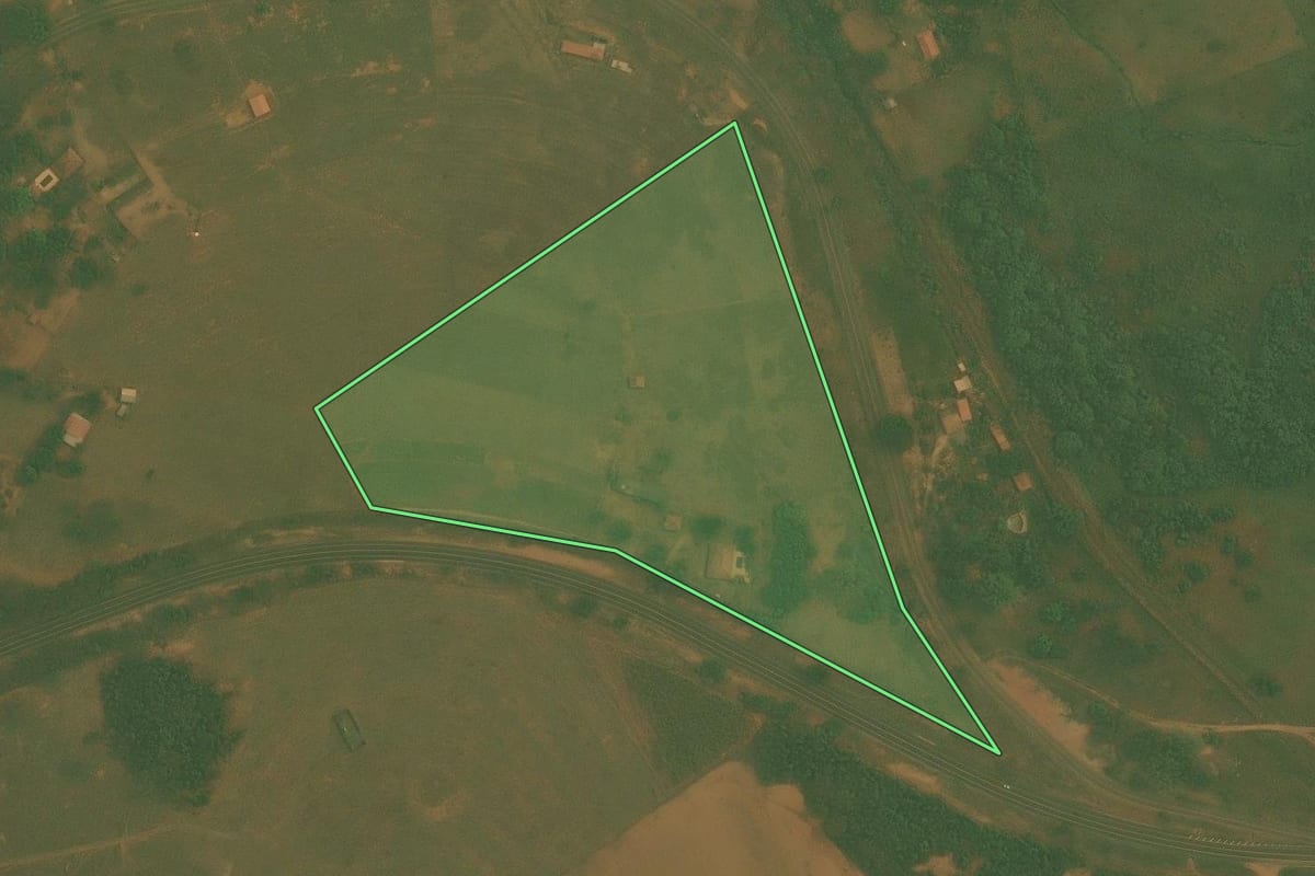 Imagem de satélite do imóvel rural em Botucatu (SP), com o contorno declarado no CAR desenhado por cima.