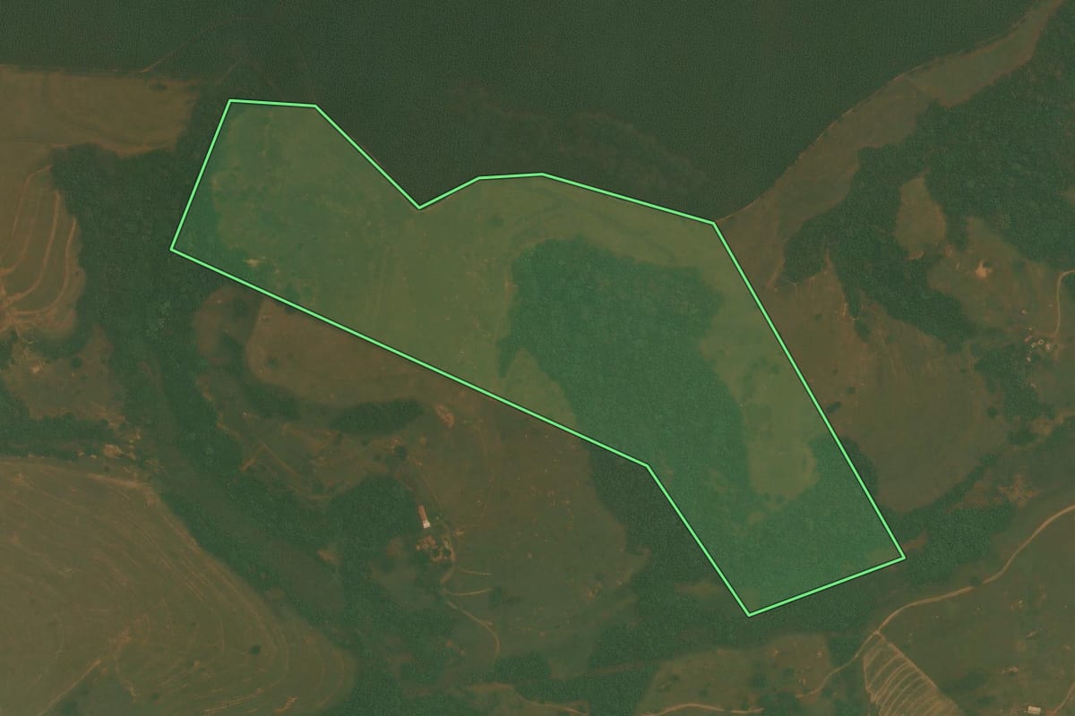 Imagem de satélite do imóvel rural em Botucatu (SP), com o contorno declarado no CAR desenhado por cima.