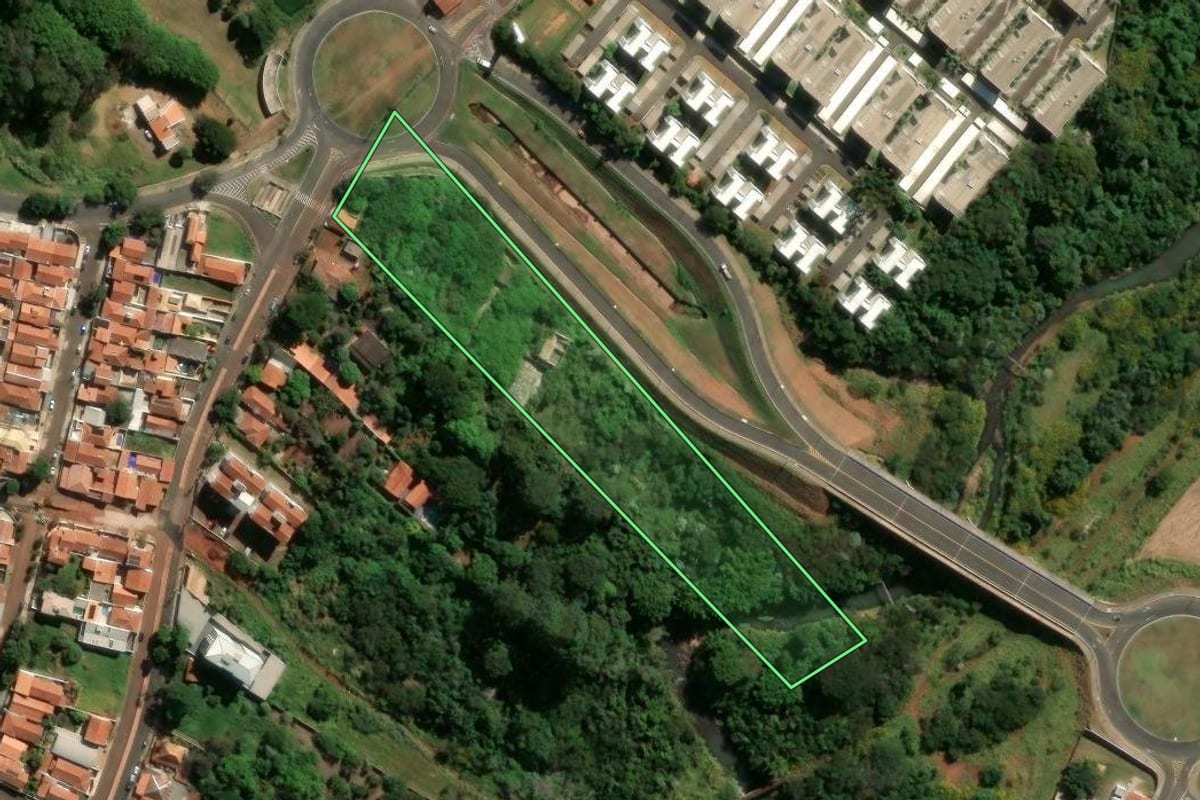 Imagem de satélite do imóvel rural em Botucatu (SP), com o contorno declarado no CAR desenhado por cima.