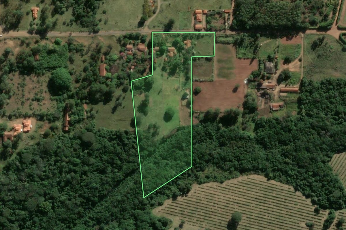 Imagem de satélite do imóvel rural em Botucatu (SP), com o contorno declarado no CAR desenhado por cima.