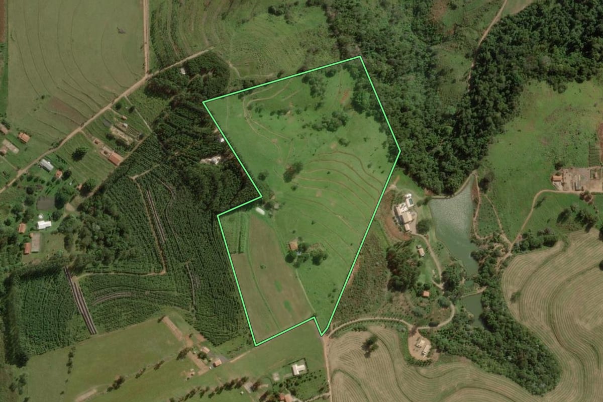 Imagem de satélite do imóvel rural em Botucatu (SP), com o contorno declarado no CAR desenhado por cima.