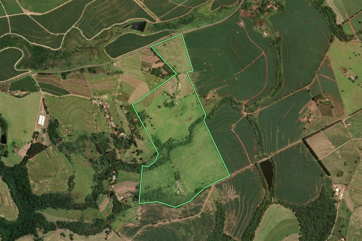 Imagem de satélite do imóvel rural em Botucatu (SP), com o contorno declarado no CAR desenhado por cima.
