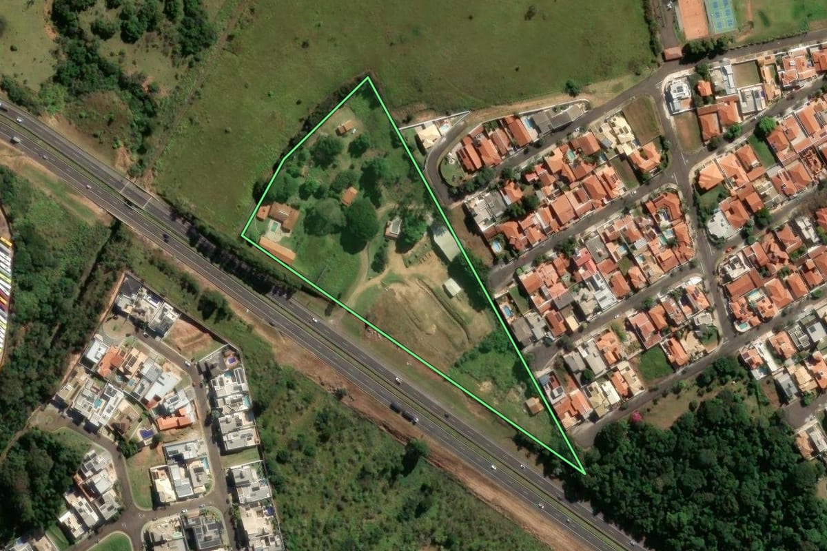Imagem de satélite do imóvel rural em Botucatu (SP), com o contorno declarado no CAR desenhado por cima.
