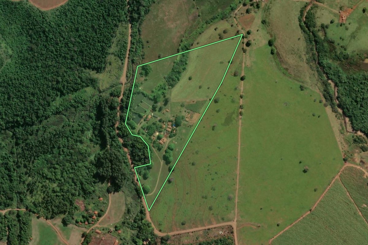 Imagem de satélite do imóvel rural em Botucatu (SP), com o contorno declarado no CAR desenhado por cima.