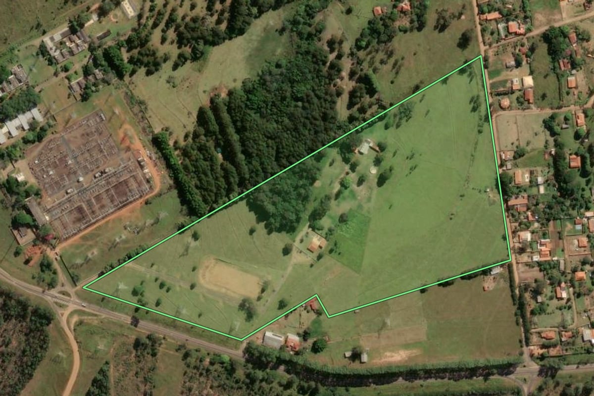 Imagem de satélite do imóvel rural em Botucatu (SP), com o contorno declarado no CAR desenhado por cima.