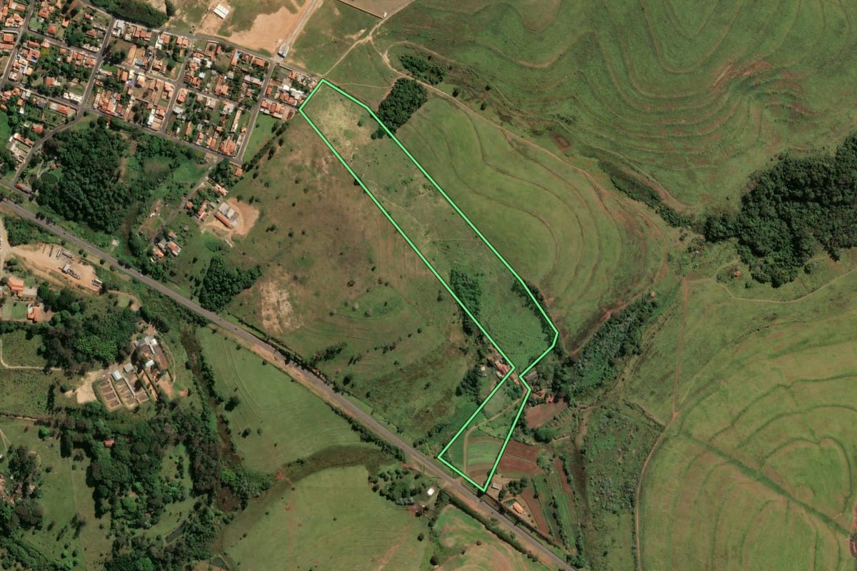 Imagem de satélite do imóvel rural em Botucatu (SP), com o contorno declarado no CAR desenhado por cima.