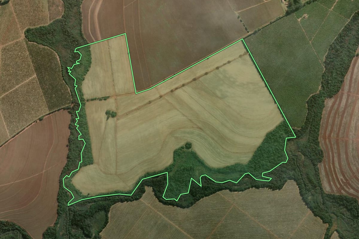 Imagem de satélite do imóvel rural em Botucatu (SP), com o contorno declarado no CAR desenhado por cima.