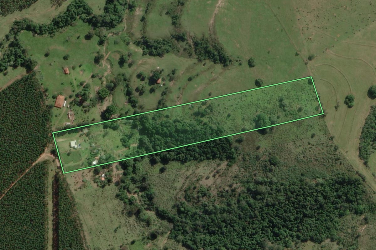 Imagem de satélite do imóvel rural em Botucatu (SP), com o contorno declarado no CAR desenhado por cima.