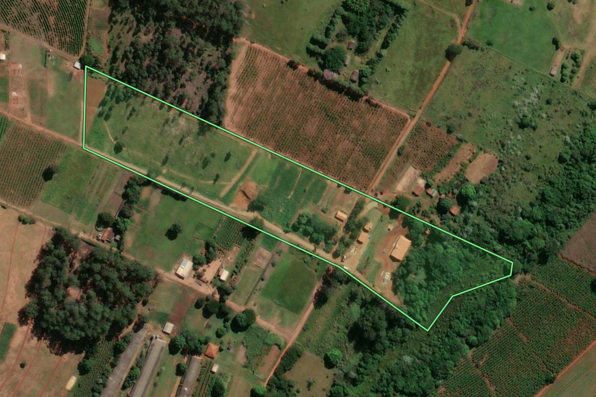 Imagem de satélite do imóvel rural em Botucatu (SP), com o contorno declarado no CAR desenhado por cima.