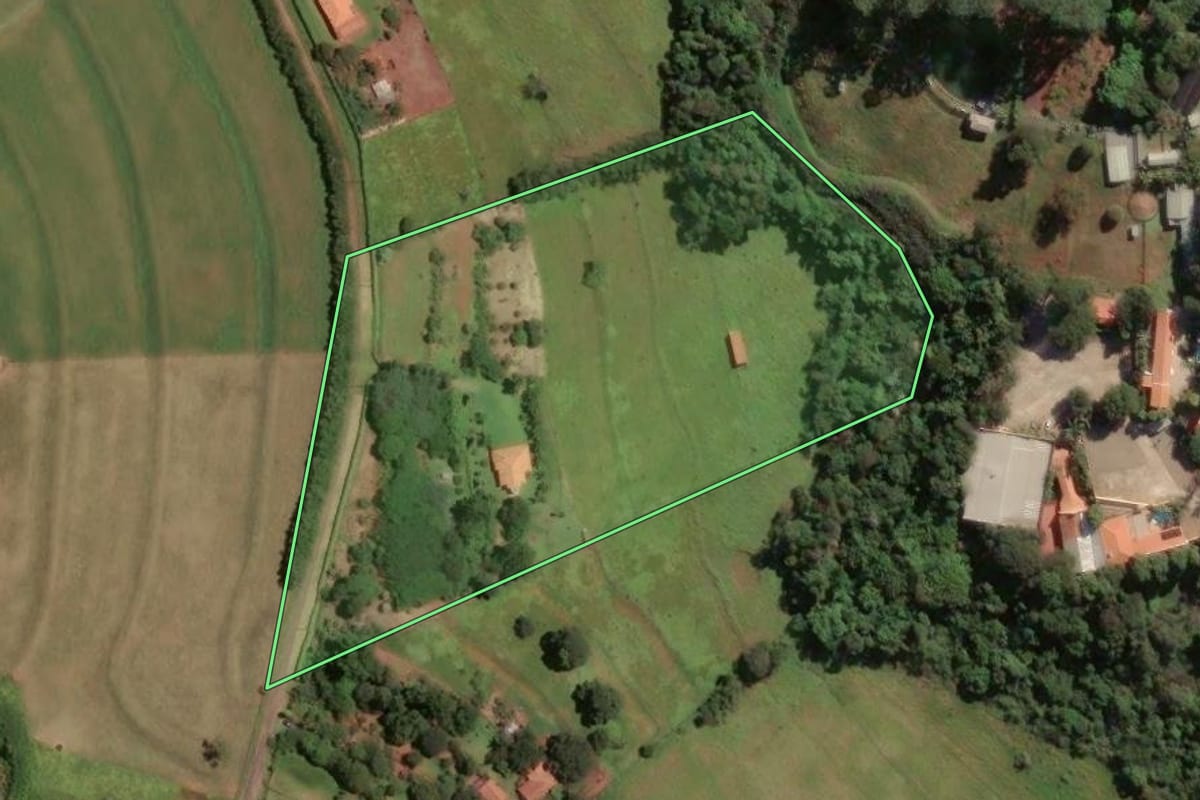 Imagem de satélite do imóvel rural em Botucatu (SP), com o contorno declarado no CAR desenhado por cima.