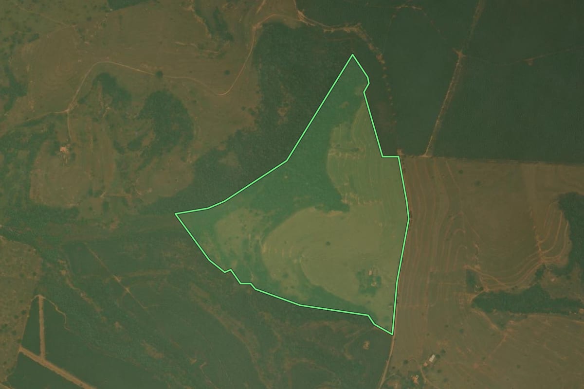 Imagem de satélite do imóvel rural em Botucatu (SP), com o contorno declarado no CAR desenhado por cima.