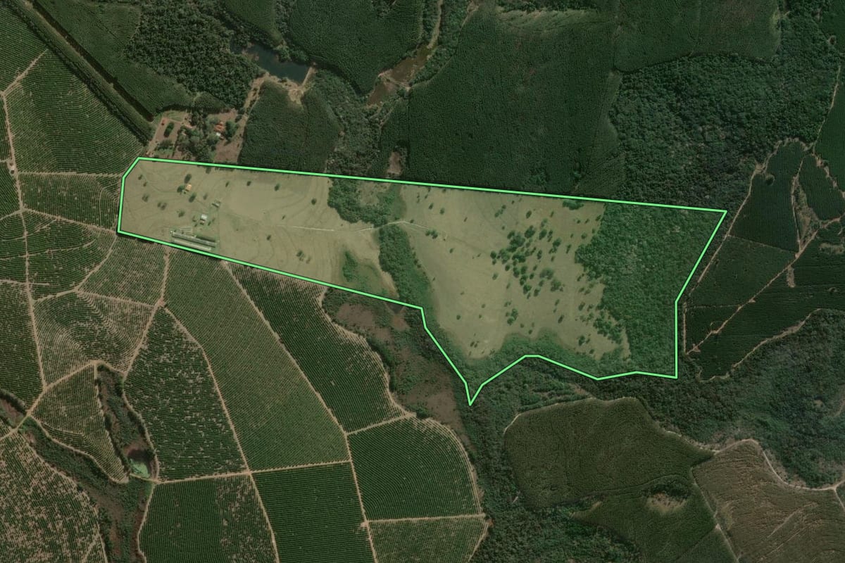 Imagem de satélite do imóvel rural em Botucatu (SP), com o contorno declarado no CAR desenhado por cima.