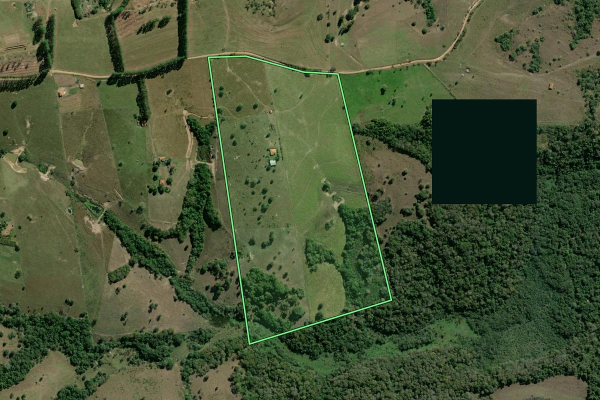 Imagem de satélite do imóvel rural em Botucatu (SP), com o contorno declarado no CAR desenhado por cima.