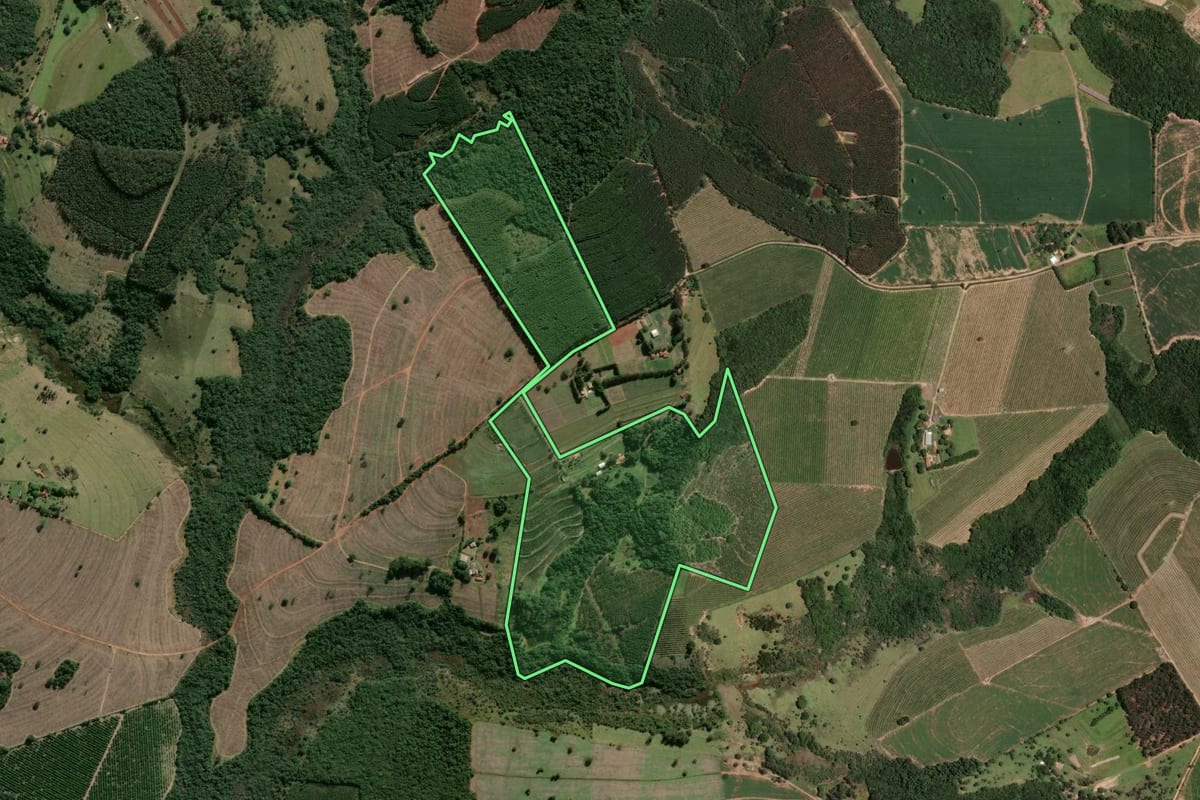 Imagem de satélite do imóvel rural em Botucatu (SP), com o contorno declarado no CAR desenhado por cima.