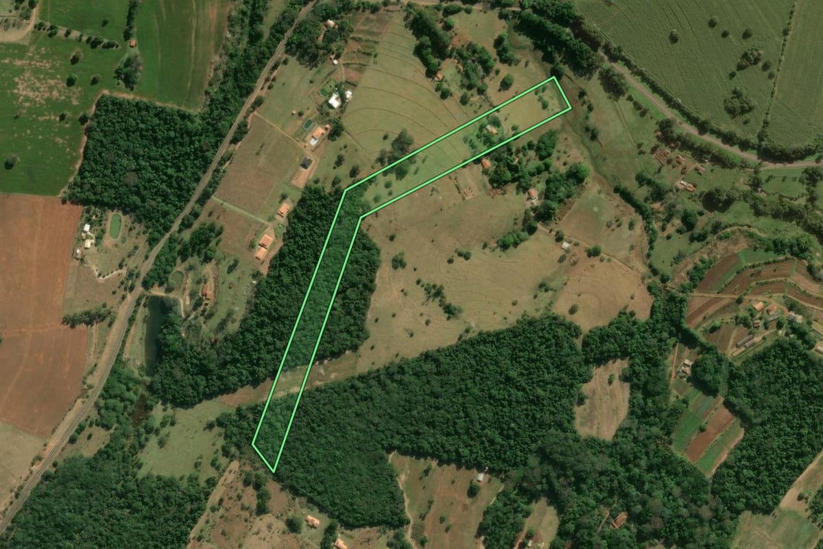 Imagem de satélite do imóvel rural em Botucatu (SP), com o contorno declarado no CAR desenhado por cima.