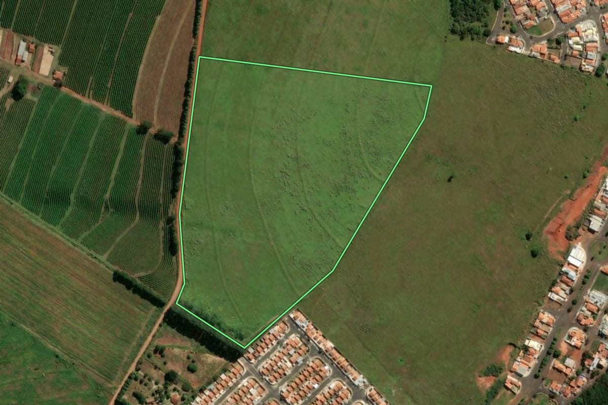 Imagem de satélite do imóvel rural em Botucatu (SP), com o contorno declarado no CAR desenhado por cima.
