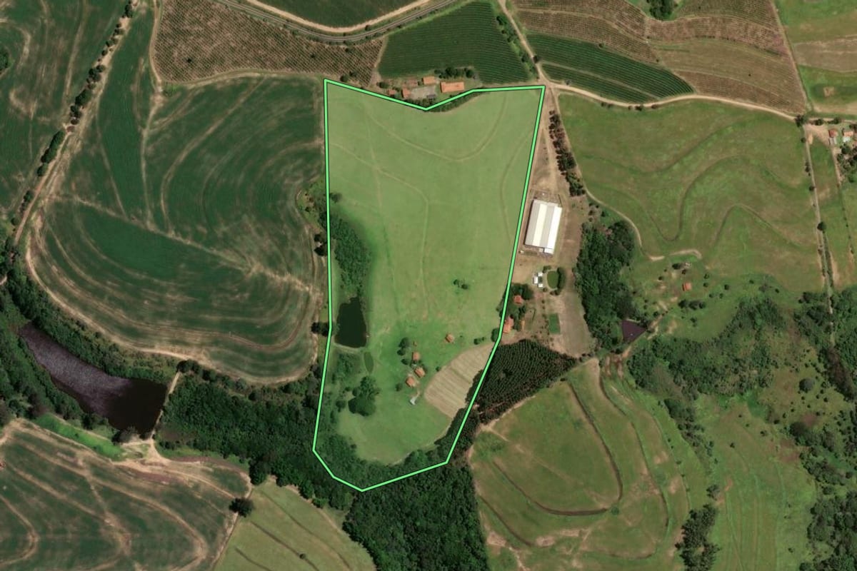 Imagem de satélite do imóvel rural em Botucatu (SP), com o contorno declarado no CAR desenhado por cima.