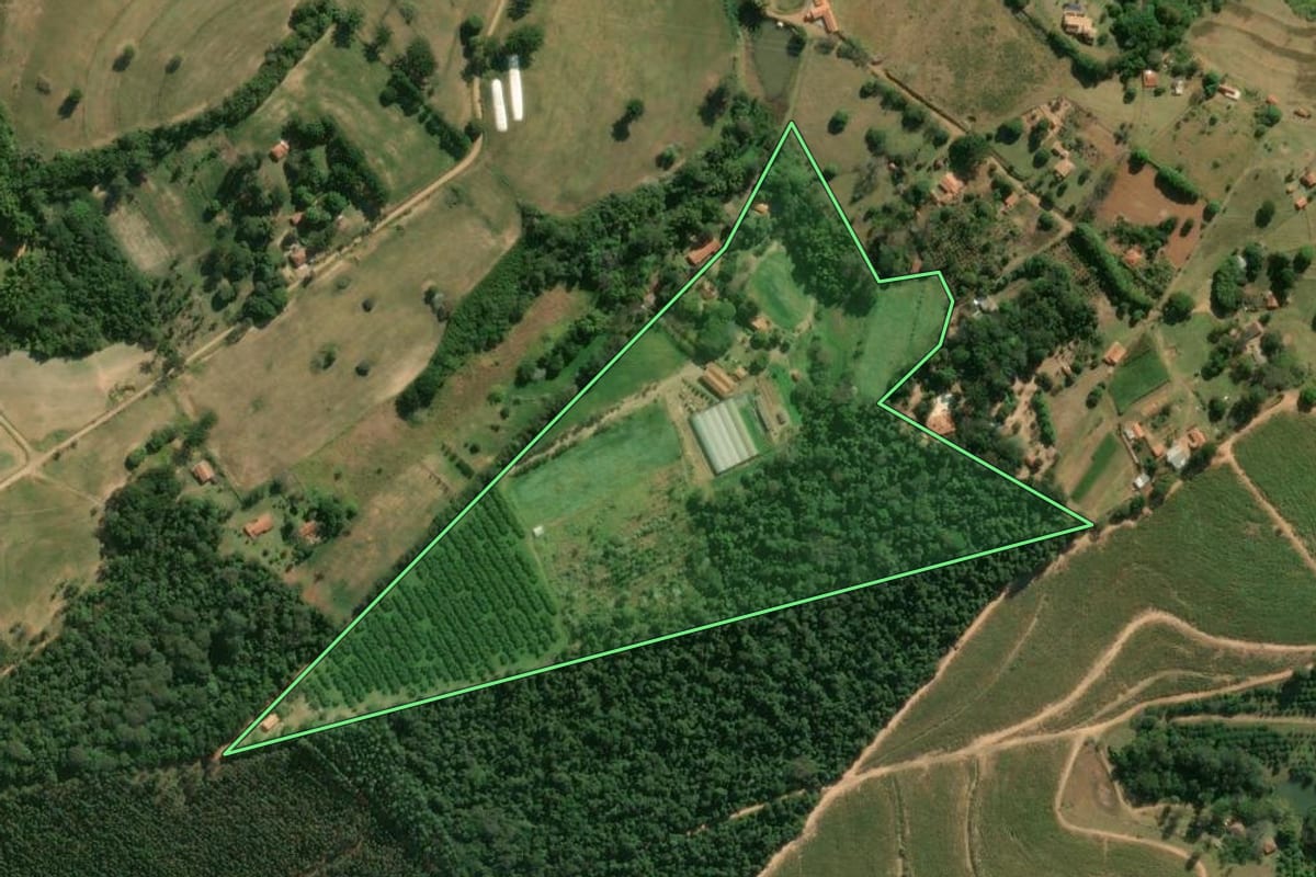 Imagem de satélite do imóvel rural em Botucatu (SP), com o contorno declarado no CAR desenhado por cima.