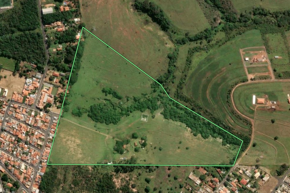 Imagem de satélite do imóvel rural em Botucatu (SP), com o contorno declarado no CAR desenhado por cima.