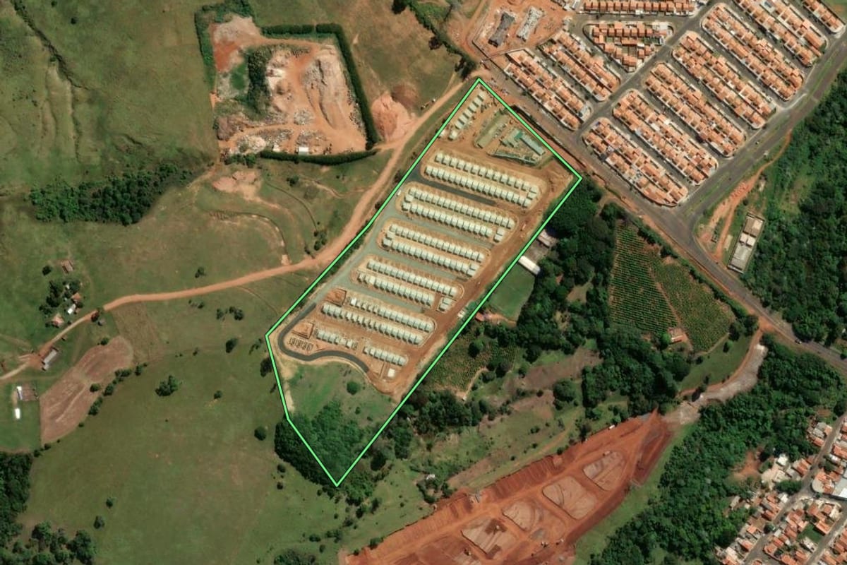 Imagem de satélite do imóvel rural em Botucatu (SP), com o contorno declarado no CAR desenhado por cima.