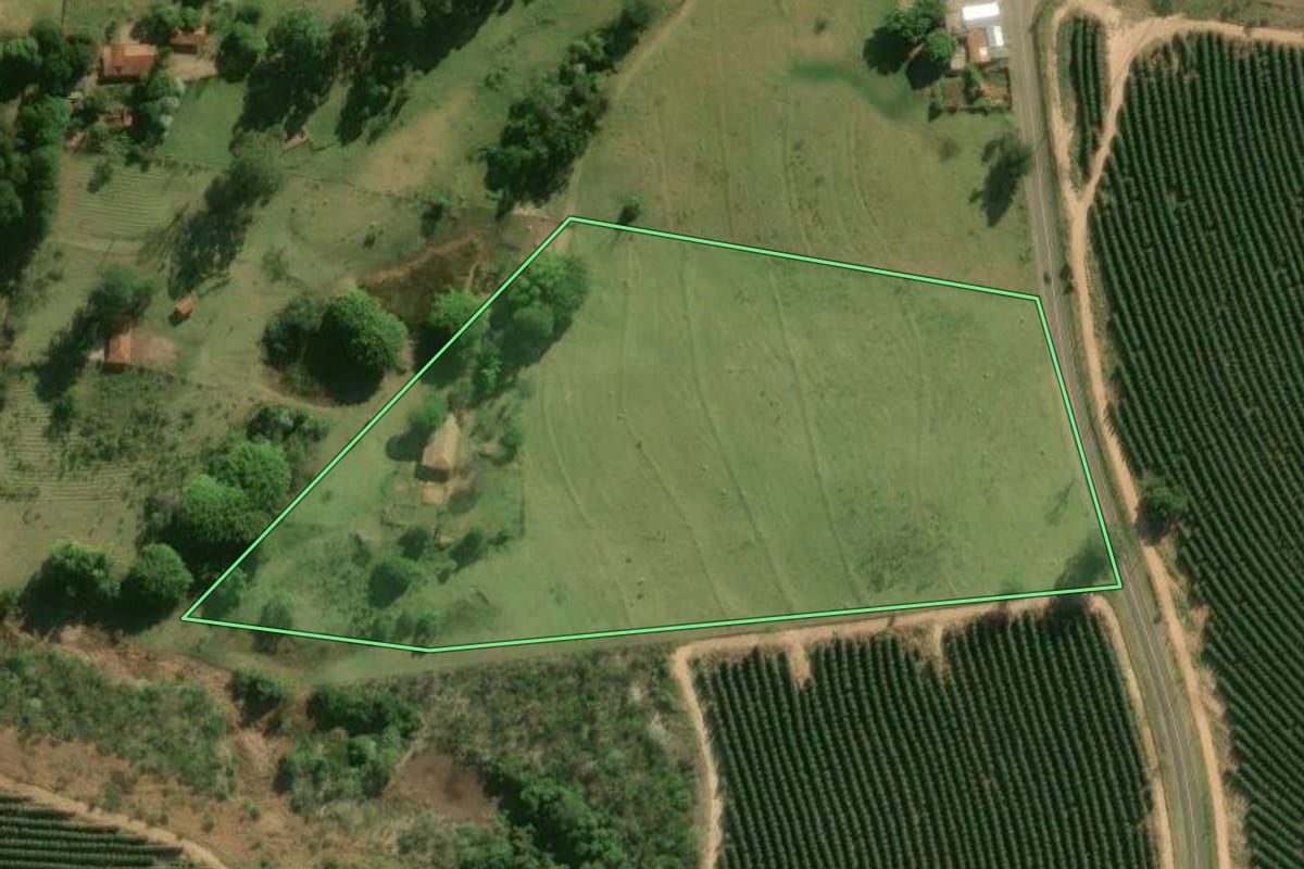 Imagem de satélite do imóvel rural em Botucatu (SP), com o contorno declarado no CAR desenhado por cima.