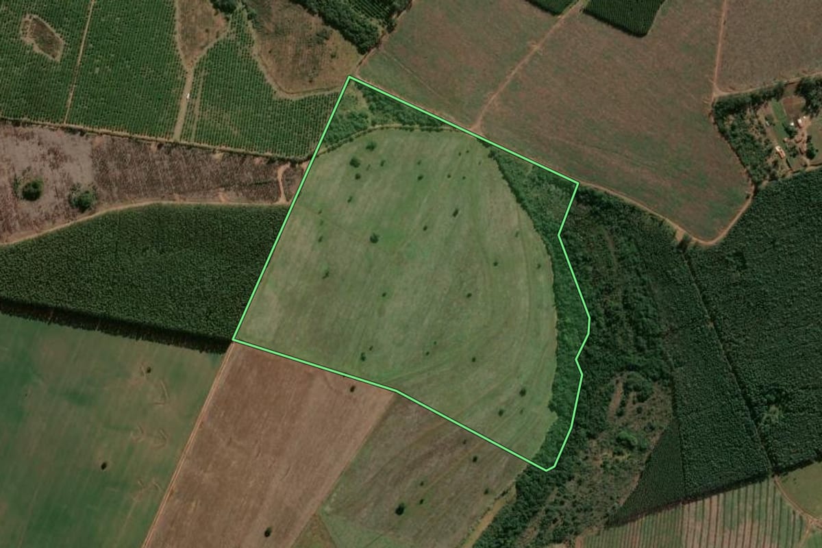Imagem de satélite do imóvel rural em Botucatu (SP), com o contorno declarado no CAR desenhado por cima.