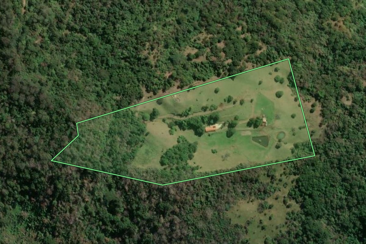 Imagem de satélite do imóvel rural em Botucatu (SP), com o contorno declarado no CAR desenhado por cima.