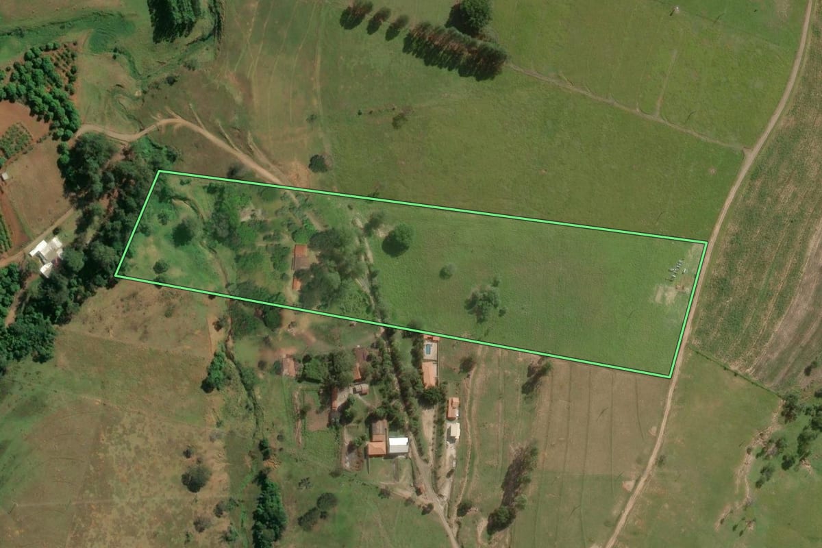 Imagem de satélite do imóvel rural em Botucatu (SP), com o contorno declarado no CAR desenhado por cima.