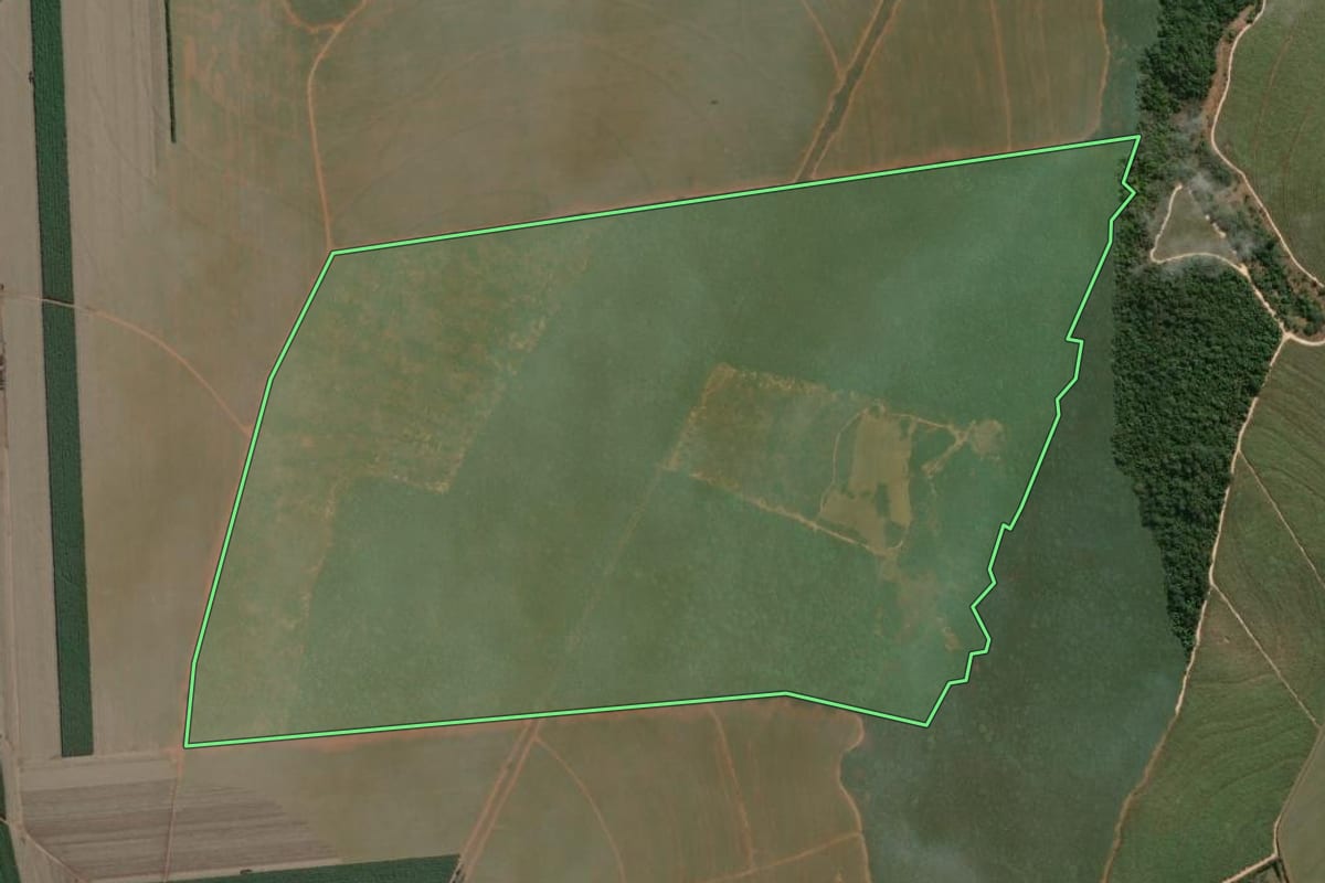 Imagem de satélite do imóvel rural em Botucatu (SP), com o contorno declarado no CAR desenhado por cima.