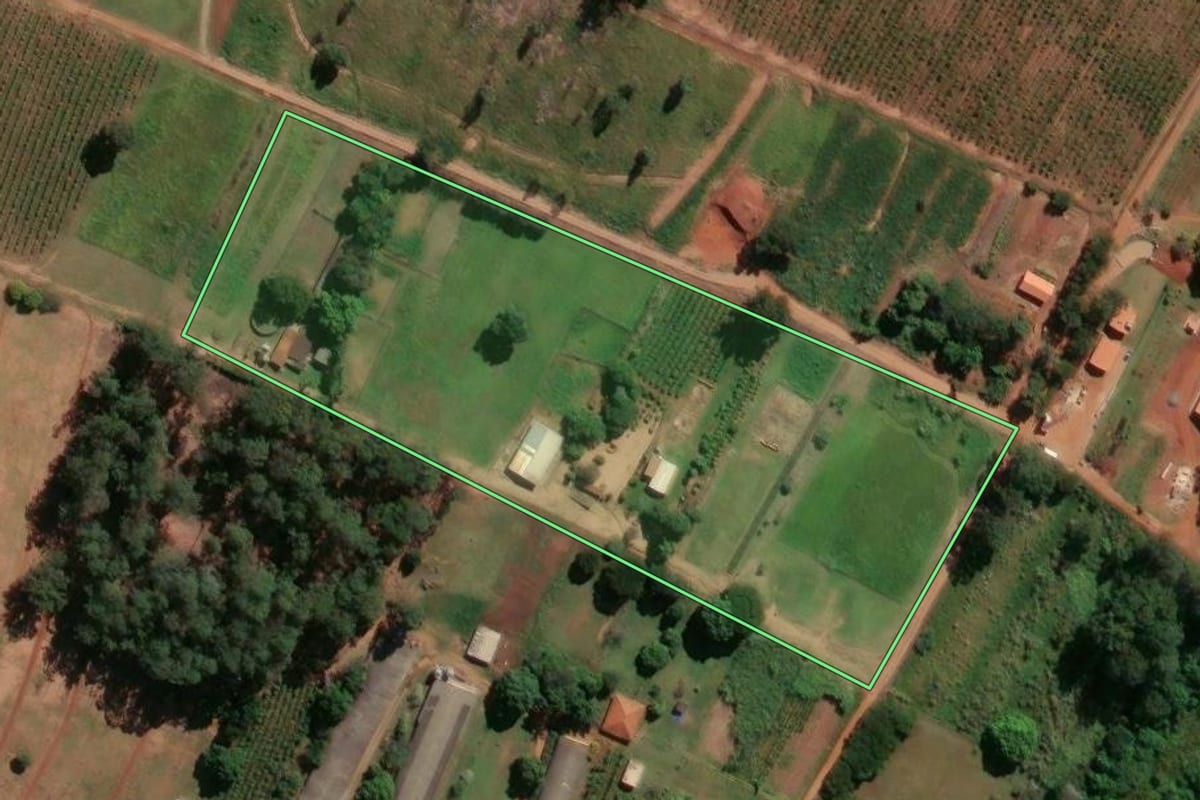 Imagem de satélite do imóvel rural em Botucatu (SP), com o contorno declarado no CAR desenhado por cima.