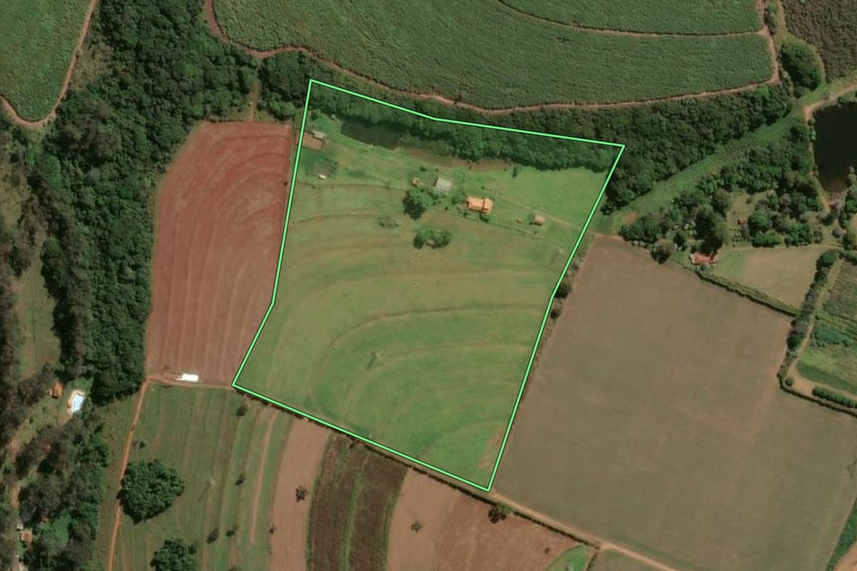 Imagem de satélite do imóvel rural em Botucatu (SP), com o contorno declarado no CAR desenhado por cima.