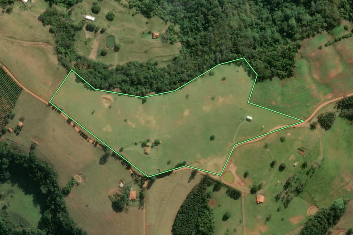 Imagem de satélite do imóvel rural em Botucatu (SP), com o contorno declarado no CAR desenhado por cima.